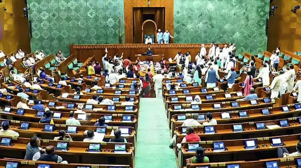 "पहले दिन से ही चुनाव सुधार, SIR और संवेदनशील मुद्दों पर तीखी बहस"