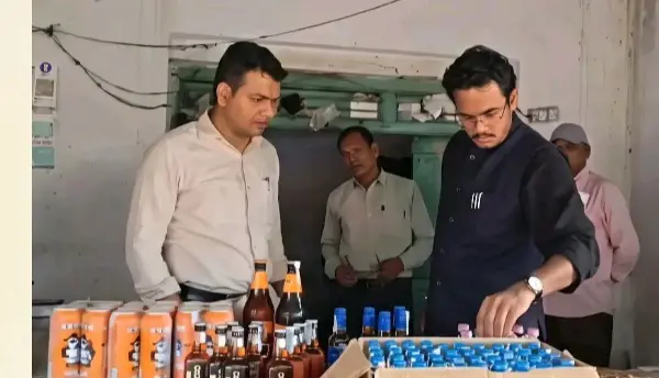 भरौला के पास हाईवे-43 किनारे दो ढाबों से 34 लीटर शराब जब्त।
