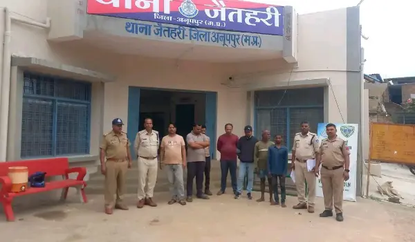 ₹3,460 नकद, 6 मोबाइल और ताश के 104 पत्ते जब्त।