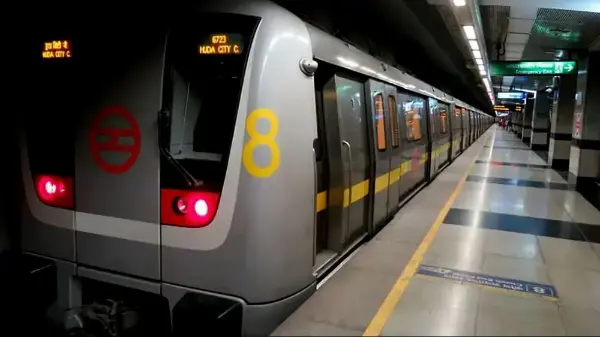 दिल्ली मेट्रो में सरकार विरोधी पोस्टर लगाने पर FIR दर्ज