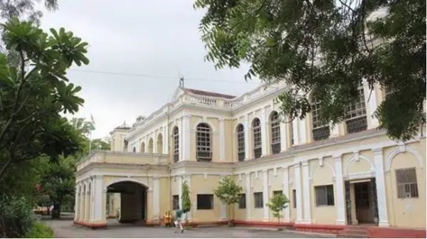 होलकर साइंस कॉलेज में छात्रों के बीच मारपीट