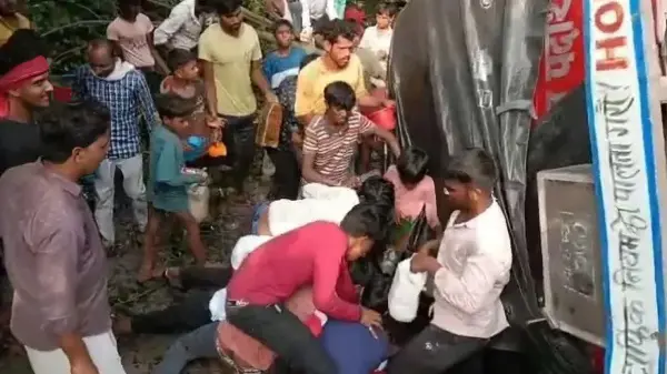 बहराइच में पेट्रोल टैंकर पलटा, लूटने उमड़ी भीड़