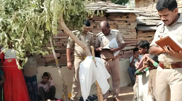 मंडप में रखा शव