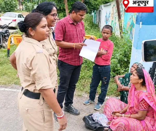 गेट पर धरना, कर्मचारियों पर कार्रवाई की मांग