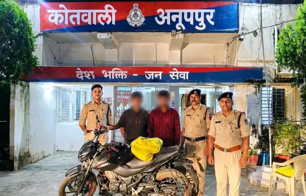 बाइक से 5.60 किलो गांजा ले जाते पकड़े गए, ₹1.30 लाख से अधिक का माल जब्त