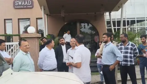 स्वाद रेस्टोरेंट पहुंची नगर निगम की JCB