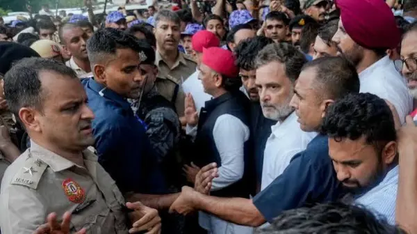 अखिलेश की हिरासत पर जोरदार प्रदर्शन