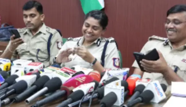 प्रेस कॉन्फ्रेंस में हंसते दिखे IPS अफसर सस्पेंड