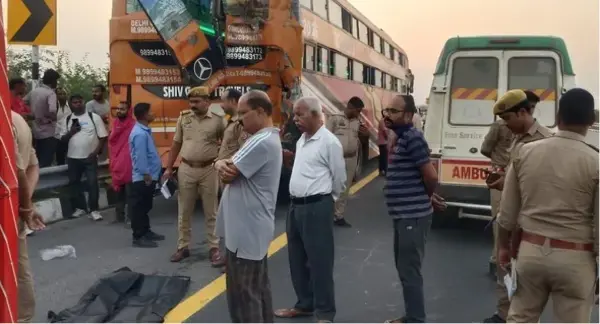 पूर्वांचल एक्सप्रेस-वे पर खड़ी बस में ट्रक ने मारी टक्कर, दो चालकों की मौत