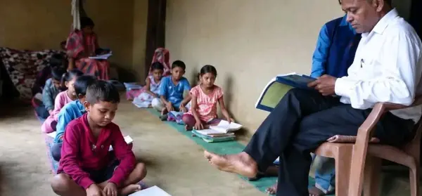 जर्जर स्कूल भवन, घर के बरामदे में पढ़ रहे 24 बच्चे
