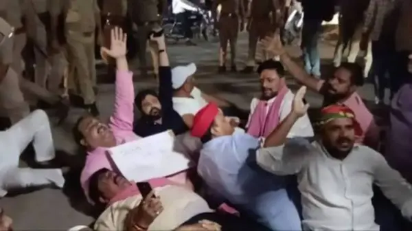 संसद से सड़क तक सपा का सरकार पर हमला