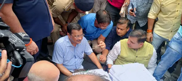 फिरोजशाह रोड पर पुलिस ने रोका; सड़क पर धरने पर बैठे AAP नेता