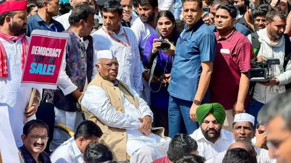 लंच मीटिंग के बाद खरगे का बड़ा ऐलान, जंतर-मंतर पर धरना देंगे