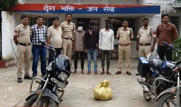 तीन आरोपी गिरफ्तार, दो बाइक समेत चोरी का सामान बरामद