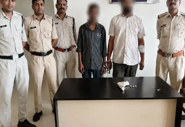सतना में रात की गश्त में कार से विदेशी पिस्टल बरामद