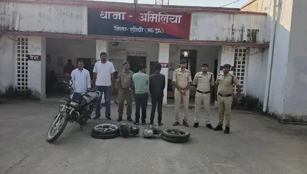 दो इंजन, चार टायर-रिम और अन्य पुर्जे जब्त किए गए।