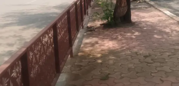 90 डिग्री ब्रिज के बाद अब रेलिंग से घिरा वॉकवे बना विवाद का कारण