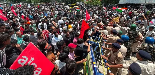 पटना में लाठीचार्ज, सीवान-छपरा में पथराव