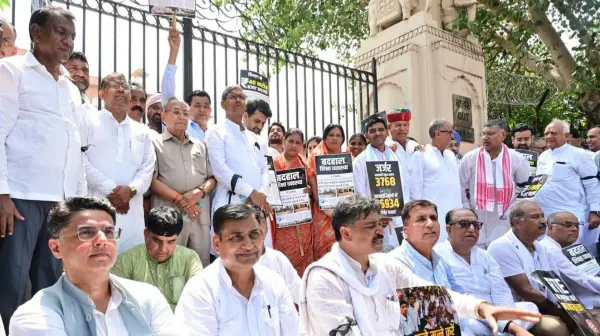 स्कूलों में नो एंट्री पर विरोध