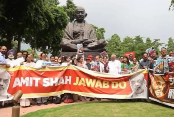 संसद में विपक्ष का जोरदार प्रदर्शन