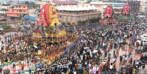 पुरी में भीड़ बेकाबू, 100 से अधिक घायल