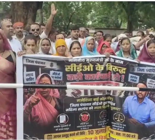 आदिवासी महिला सरपंच से कथित अभद्रता पर बवाल, सीईओ के खिलाफ सड़क पर उतरा सरपंच