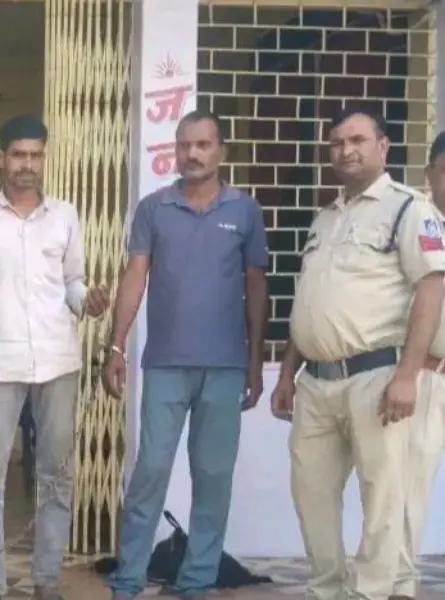 करीब 10 हजार रुपये की सामग्री जब्त।