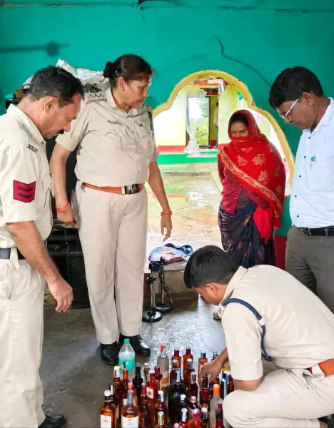 आबकारी विभाग की दबिश, हाथ भट्टी और विदेशी शराब बरामद