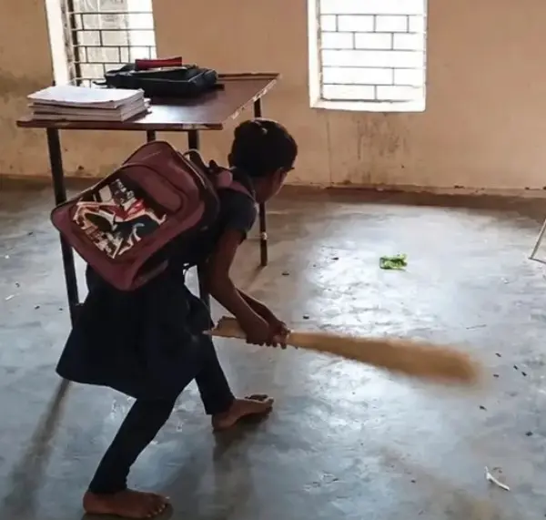 बच्चों के हाथों में किताबों की जगह झाड़ू! वायरल वीडियो ने उठाए सवाल