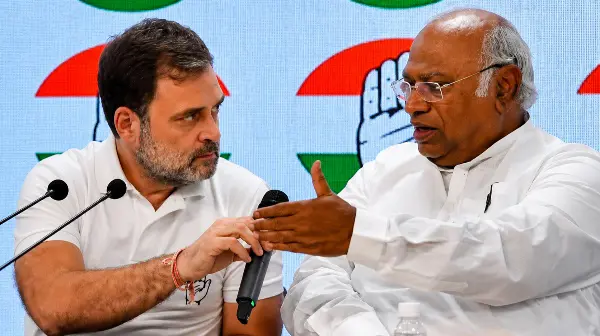 भोपाल में कांग्रेस का प्रदर्शन, कार्यकर्ता पहुंचे एमपी नगर थाना