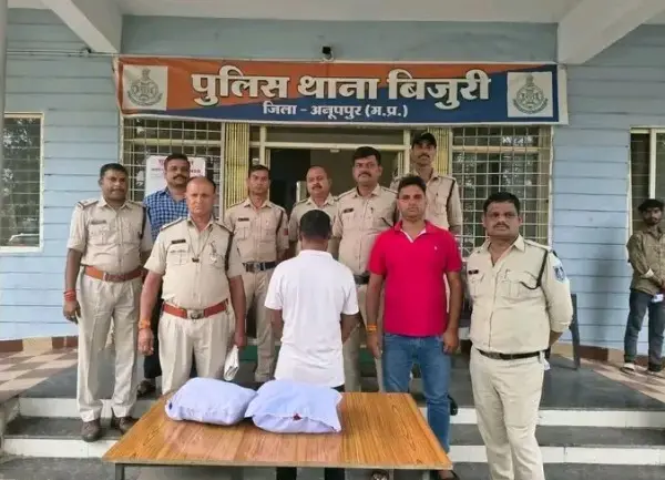 गांजा तस्कर गिरफ्तार, कीमत ₹25 हजार