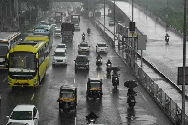 महाराष्ट्र में चक्रवात अर्णब का असर, कई इलाकों में बदला मौसम