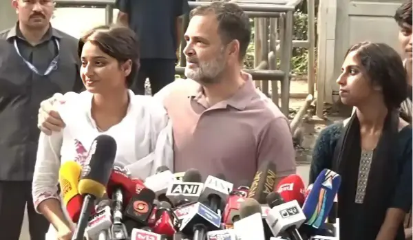 ‘गला पकड़ा, चेहरा नोंचा’, महिला कार्यकर्ता ने बताई आपबीती