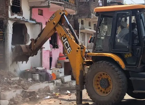 इटारसी में आरोपी के अवैध निर्माण पर चला बुलडोजर
