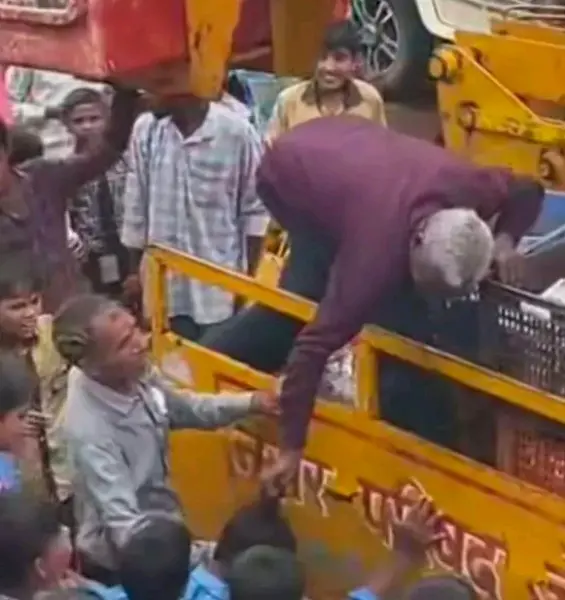 मासूम से अभद्रता, कर्मचारी निलंबित