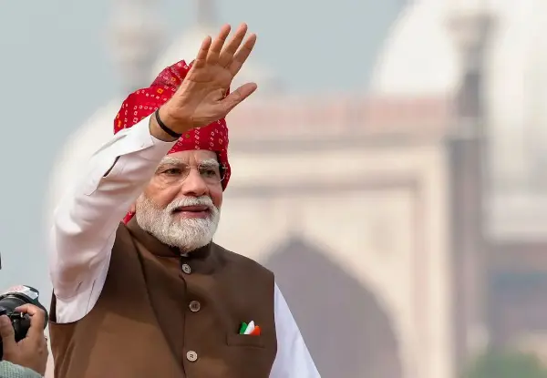 पीएम मोदी के 'दिमागी नक्सल' बयान पर गरमाई सियासत