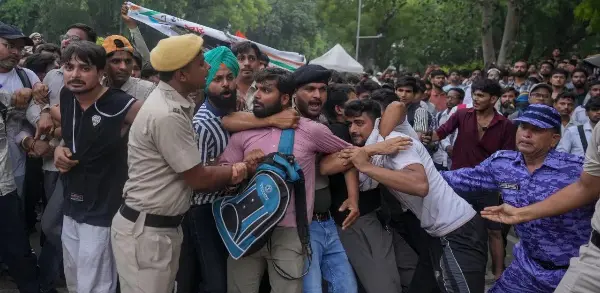 प्रदर्शनकारियों पर पुलिस का एक्शन