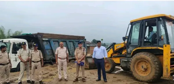 जैतपुर में अवैध रेत उत्खनन पर बड़ी कार्रवाई, JCB और डंपर जब्त