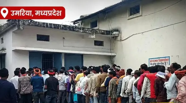 घंटों इंतजार के बाद भी खाद को लेकर परेशानी