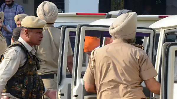 पंजाब के मानसा में पुलिसकर्मी की फायरिंग, पिता-पुत्र की मौत