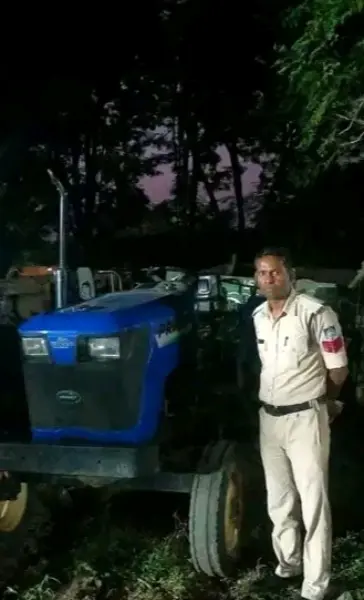 भालूमाड़ा पुलिस ने अवैध रेत से भरी ट्रैक्टर-ट्रॉली जब्त की।